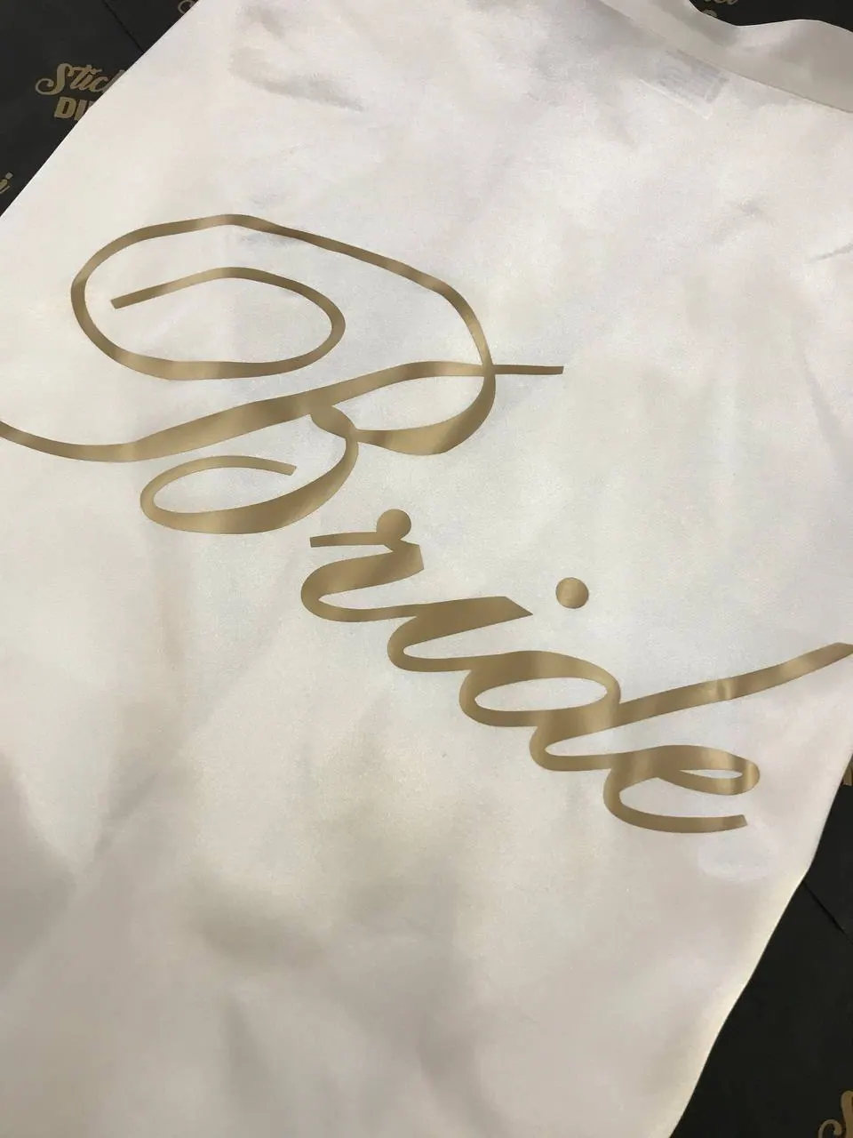 T Shirt mit goldfarbenem Schriftzug Braut aus unserer Produktion